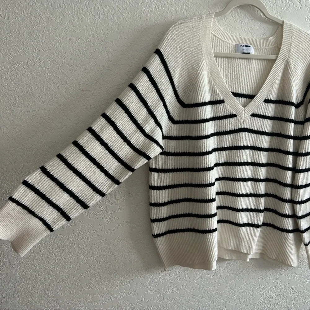 Old Navy SoSoft V-neck Cocoon Old Money Aesthetic Black and White Knit Sweater - Picture 4 of 10